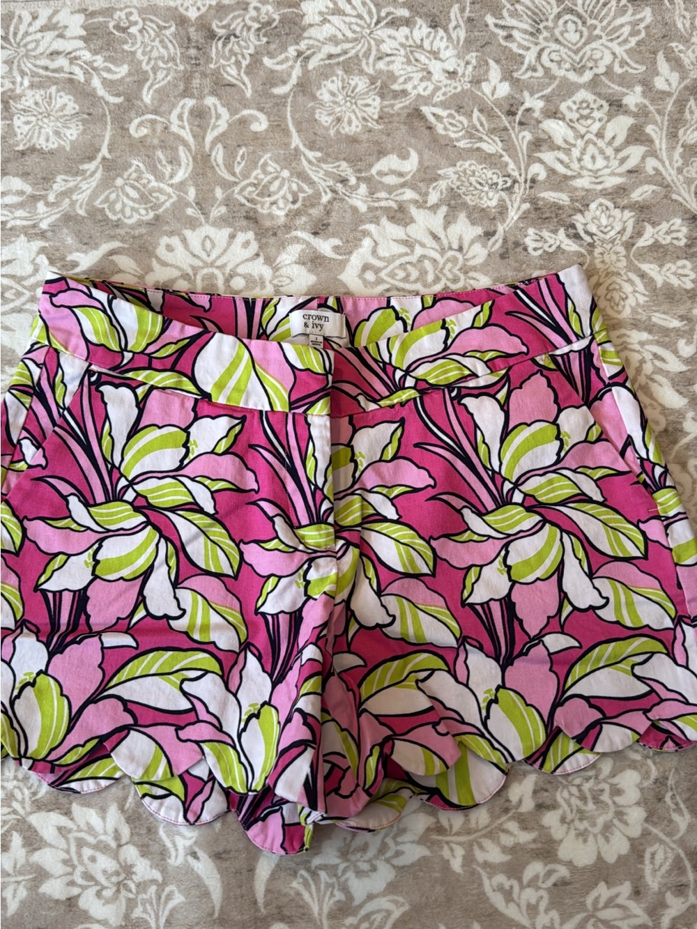 crown & ivy Pink Floral Scalloped Hem Shorts